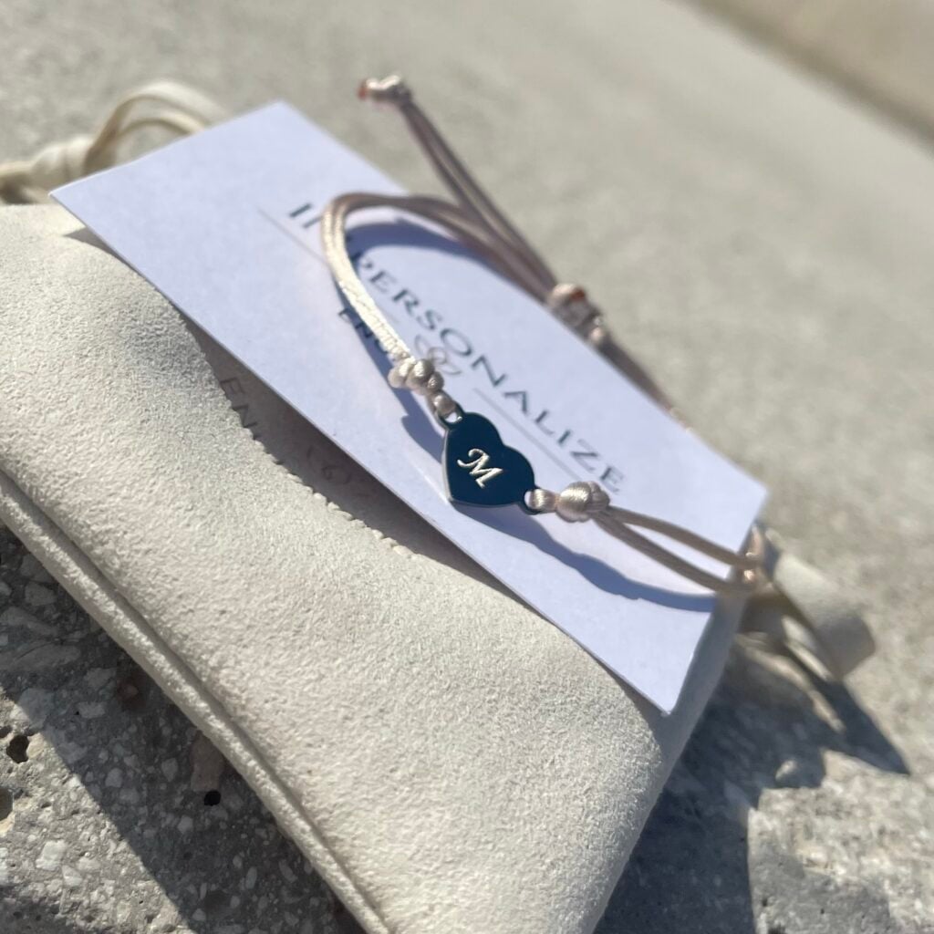 Thread heart bracelet