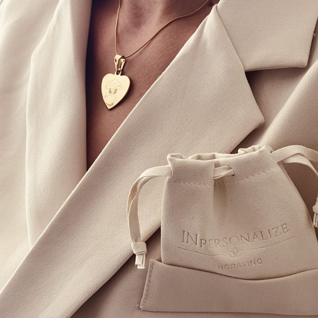 Gold heart pendant necklace