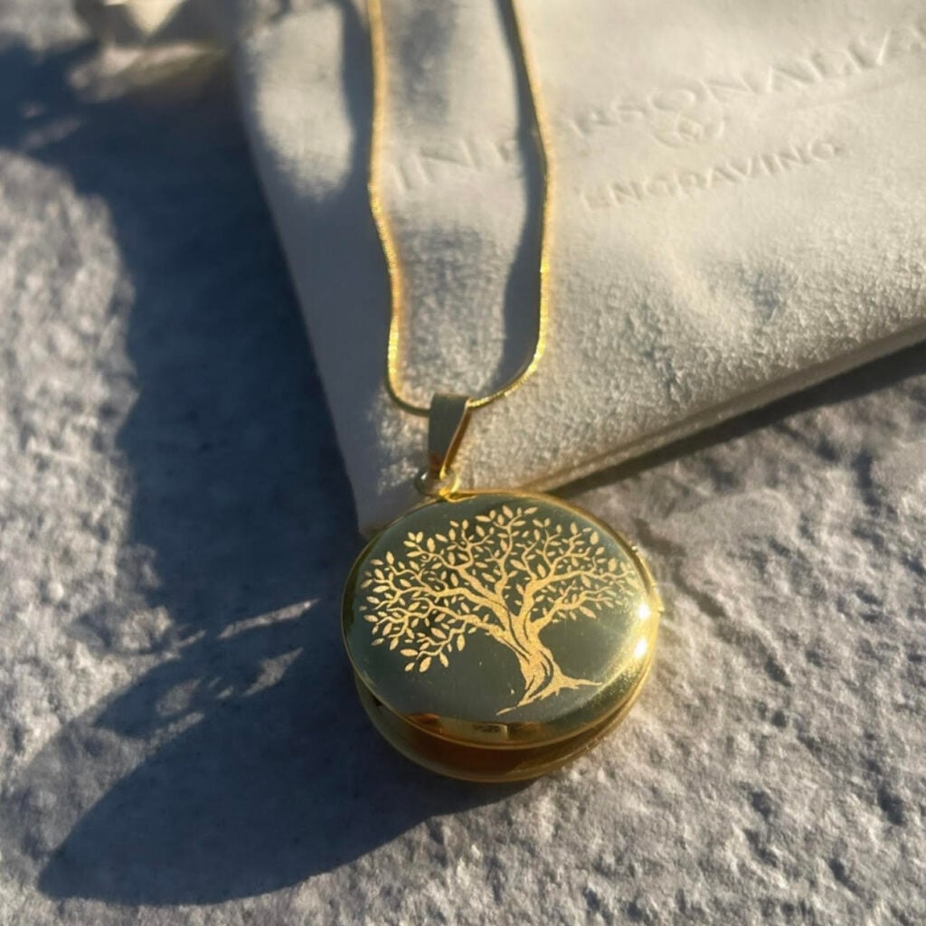 Medallion necklace – circle pendant